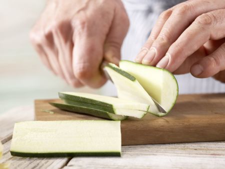 Paprika-Zucchini-Nudeln Zubereitung Schritt 2 Paprika-Zucchini-Nudeln Zubereitung Schritt 2