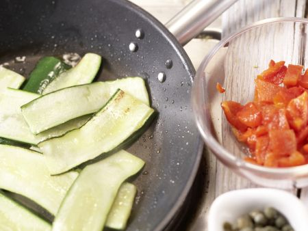 Paprika-Zucchini-Nudeln Zubereitung Schritt 7 Paprika-Zucchini-Nudeln Zubereitung Schritt 7