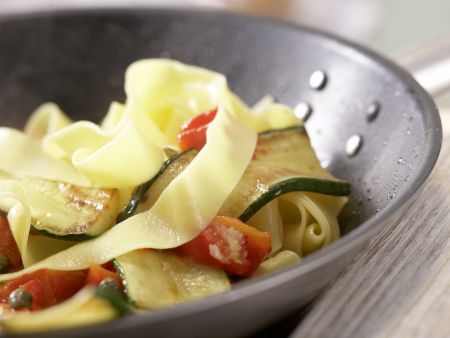 Paprika-Zucchini-Nudeln Zubereitung Schritt 9 Paprika-Zucchini-Nudeln Zubereitung Schritt 9