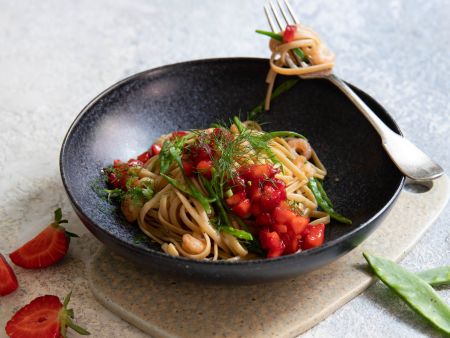 Pasta mit Erdbeeren und Garnelen