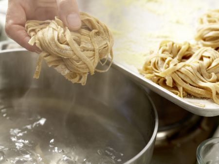 Pasta mit geräucherter Forelle Zubereitung Schritt 6 Pasta mit geräucherter Forelle Zubereitung Schritt 6