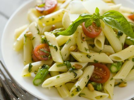 Pasta mit grünem Spargel, Tomaten und Pinienkernen Pasta mit grünem Spargel, Tomaten und Pinienkernen