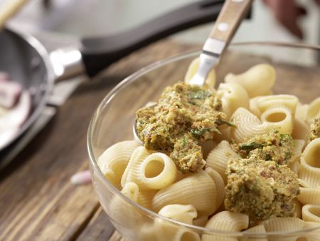 Pasta mit Walnuss-Tomaten-Pesto Zubereitung Schritt 8 Pasta mit Walnuss-Tomaten-Pesto Zubereitung Schritt 8