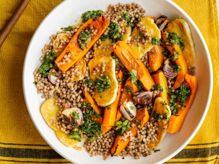 Perlcouscous-Salat mit Butternusskürbis, Halloumi und Kräuter-Dressing