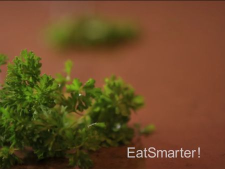 Wie Sie Petersilie ganz leicht schneiden können