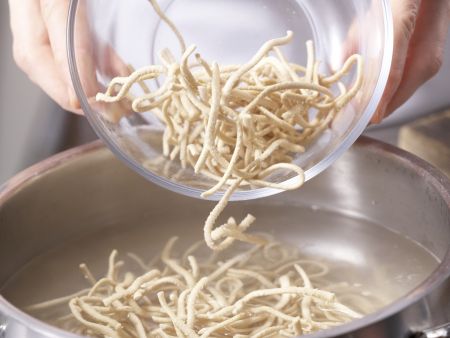 Petersilien-Käse-Spätzle Zubereitung Schritt 1 Petersilien-Käse-Spätzle Zubereitung Schritt 1
