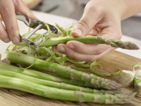 Pfannengerührter grüner Spargel Zubereitung Schritt 1 Pfannengerührter grüner Spargel Zubereitung Schritt 1