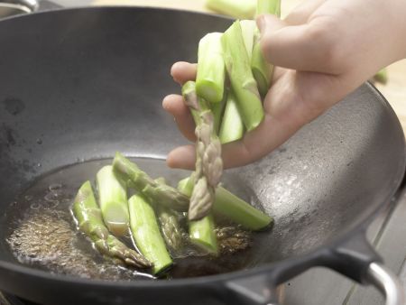 Pfannengerührter grüner Spargel Zubereitung Schritt 2 Pfannengerührter grüner Spargel Zubereitung Schritt 2