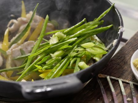 Pfannengerührtes Hähnchenfilet Zubereitung Schritt 11 Pfannengerührtes Hähnchenfilet Zubereitung Schritt 11