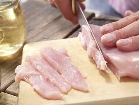 Pfannengerührtes Hähnchenfilet Zubereitung Schritt 3 Pfannengerührtes Hähnchenfilet Zubereitung Schritt 3