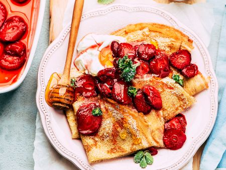 Pfannkuchen mit gebackenen Erdbeeren