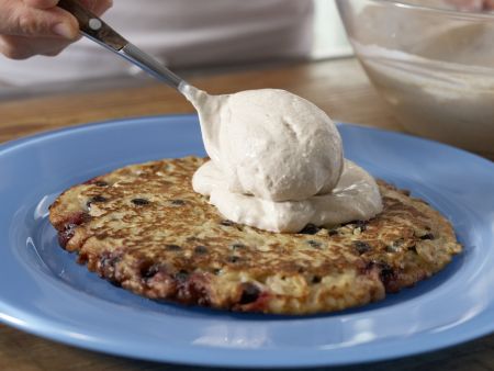 Pfannkuchentorte mit Blaubeerquark Zubereitung Schritt 5 Pfannkuchentorte mit Blaubeerquark Zubereitung Schritt 5