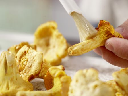 Pfifferlingspfanne Zubereitung Schritt 1 Pfifferlingspfanne Zubereitung Schritt 1