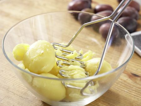 Pflaumenknödel mit Orangensauce Zubereitung Schritt 1 Pflaumenknödel mit Orangensauce Zubereitung Schritt 1