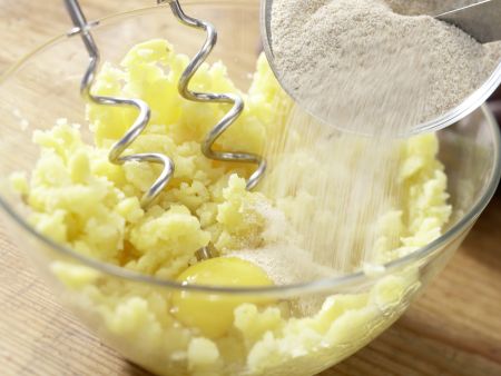 Pflaumenknödel mit Orangensauce Zubereitung Schritt 2 Pflaumenknödel mit Orangensauce Zubereitung Schritt 2