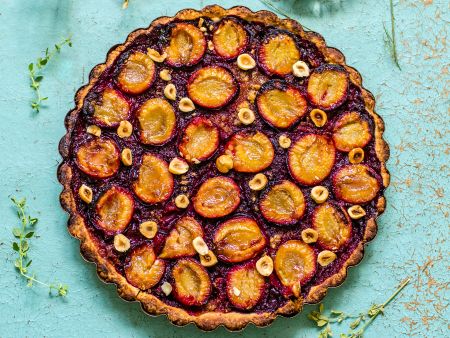 Pflaumentarte mit Haselnüssen und Heidelbeeren