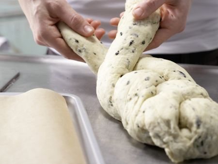 Pikanter Sesam-Hefezopf Zubereitung Schritt 7 Pikanter Sesam-Hefezopf Zubereitung Schritt 7