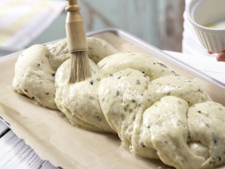 Pikanter Sesam-Hefezopf Zubereitung Schritt 8 Pikanter Sesam-Hefezopf Zubereitung Schritt 8