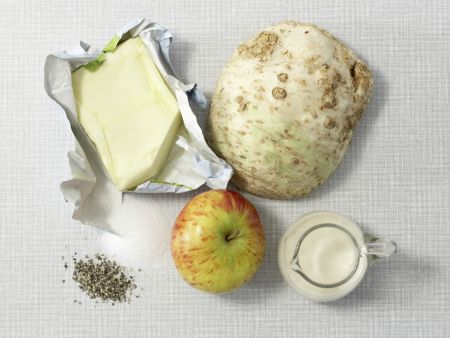 Pikantes Apfel-Sellerie-Püree Zubereitung Schritt 1 Pikantes Apfel-Sellerie-Püree Zubereitung Schritt 1