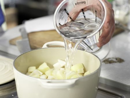 Pikantes Apfel-Sellerie-Püree Zubereitung Schritt 4 Pikantes Apfel-Sellerie-Püree Zubereitung Schritt 4