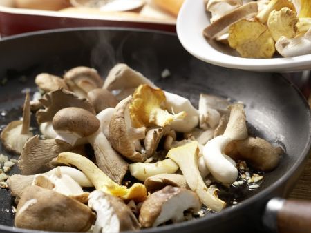 Pilz-Gratin auf Sprossensalat Zubereitung Schritt 5 Pilz-Gratin auf Sprossensalat Zubereitung Schritt 5