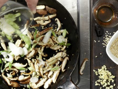 Pilz-Omelett-Röllchen Zubereitung Schritt 4 Pilz-Omelett-Röllchen Zubereitung Schritt 4