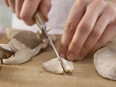 Pilz-Rührei auf Fladenbrot Zubereitung Schritt 2 Pilz-Rührei auf Fladenbrot Zubereitung Schritt 2