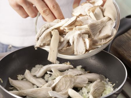 Pilz-Rührei auf Fladenbrot Zubereitung Schritt 6 Pilz-Rührei auf Fladenbrot Zubereitung Schritt 6
