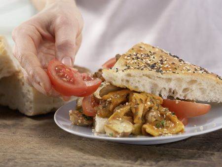 Pilz-Rührei auf Fladenbrot Zubereitung Schritt 9 Pilz-Rührei auf Fladenbrot Zubereitung Schritt 9
