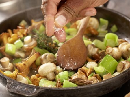 Pilzgemüse auf Kichererbsenpüree Zubereitung Schritt 10 Pilzgemüse auf Kichererbsenpüree Zubereitung Schritt 10