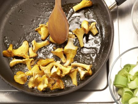 Pilzgemüse auf Kichererbsenpüree Zubereitung Schritt 7 Pilzgemüse auf Kichererbsenpüree Zubereitung Schritt 7
