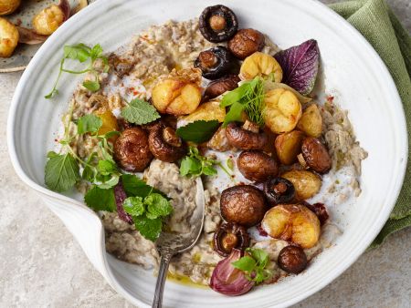 Pilzgemüse mit Auberginen-Hummus und Buttermilch-Dressing