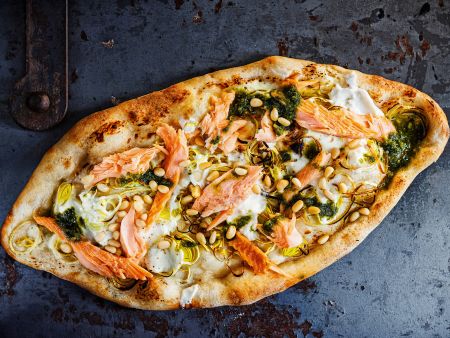 Pinsa mit Räucherfisch, Lauch und saurer Sahne