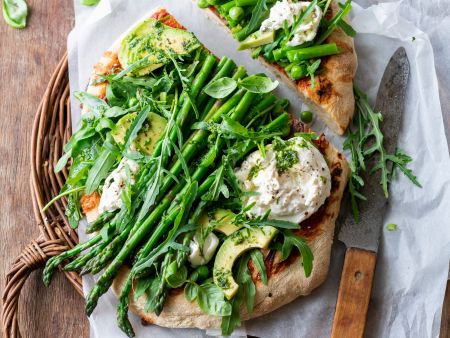 Pinsa mit Spargel, Avocado und Burrata