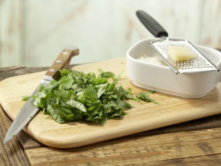 Pita-Pizza mit Gurkensalat Zubereitung Schritt 2 Pita-Pizza mit Gurkensalat Zubereitung Schritt 2
