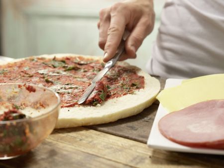 Pita-Pizza mit Gurkensalat Zubereitung Schritt 3 Pita-Pizza mit Gurkensalat Zubereitung Schritt 3