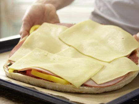Pita-Pizza mit Gurkensalat Zubereitung Schritt 4 Pita-Pizza mit Gurkensalat Zubereitung Schritt 4