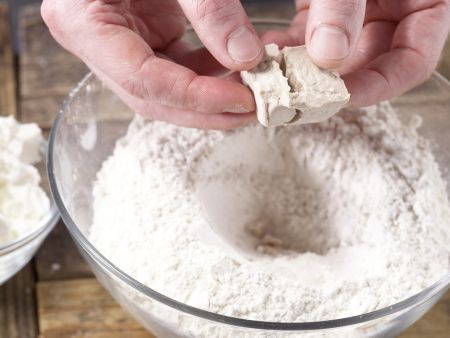 Pizza mit Lammhack Zubereitung Schritt 1 Pizza mit Lammhack Zubereitung Schritt 1