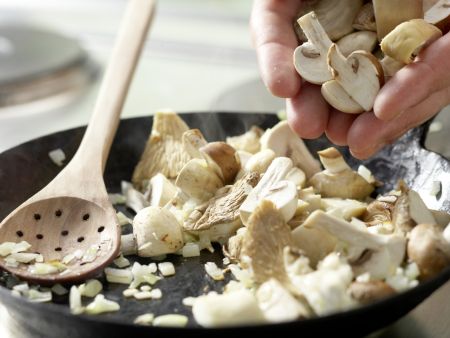 Pizza mit Pilzen Zubereitung Schritt 5 Pizza mit Pilzen Zubereitung Schritt 5