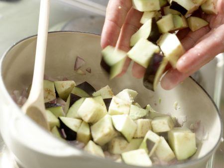 Pizza mit scharfem Auberginen-Ragout Zubereitung Schritt 5 Pizza mit scharfem Auberginen-Ragout Zubereitung Schritt 5
