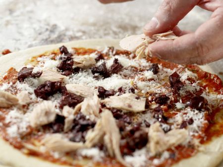 Pizza mit Thunfisch Zubereitung Schritt 7 Pizza mit Thunfisch Zubereitung Schritt 7