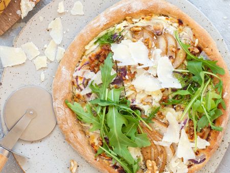 Pizza mit Fenchel, Birne, Walnüssen, Grana Padano und Rucola