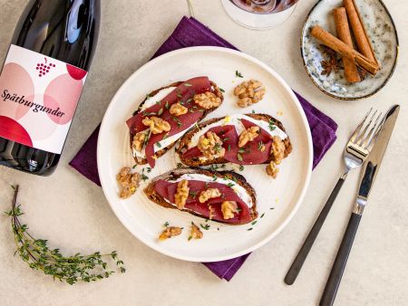 Pochierte Birnen auf Ziegenkäse-Crostini