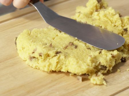Polenta mit Steinpilzen, Bohnen und Tomaten Zubereitung Schritt 2 Polenta mit Steinpilzen, Bohnen und Tomaten Zubereitung Schritt 2