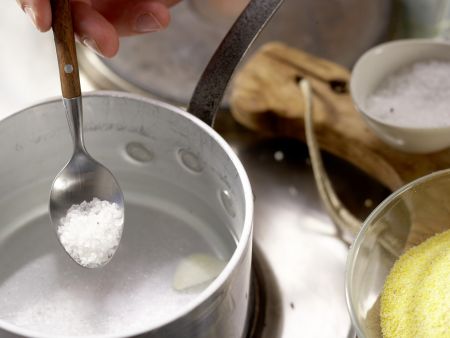 Polenta-Taler Zubereitung Schritt 1 Polenta-Taler Zubereitung Schritt 1