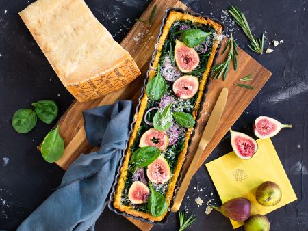 Polenta-Tarte mit roten Zwiebeln, Spinat und Grana Padano