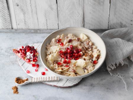Porridge mit Apfel und Granatapfelkernen