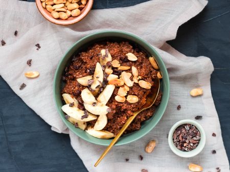 Porridge mit Banane, Schokolade und Erdnüssen