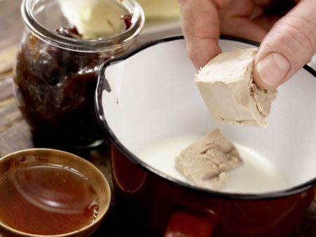 Powidl-Buchteln Zubereitung Schritt 1 Powidl-Buchteln Zubereitung Schritt 1