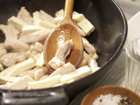 Puten-Tofu-Geschnetzeltes "Benjamin" Zubereitung Schritt 2 Puten-Tofu-Geschnetzeltes "Benjamin" Zubereitung Schritt 2